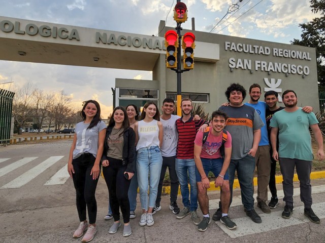 Comenzaron a funcionar los semáforos frente a UTN, un anhelo del Centro de Estudiantes hecho realidad